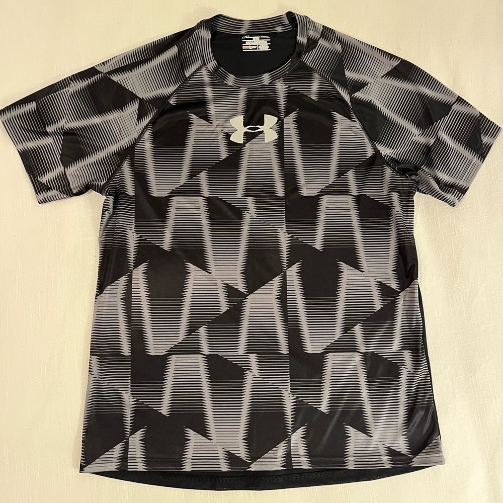 Under Armour Men’s Large athletic shirt